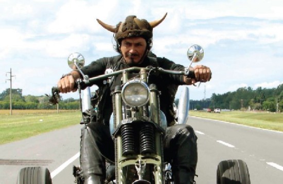 Fiel a su estilo, Campusano retrata esta vez el mundo de los motoqueros, con toda la autenticidad posible. 