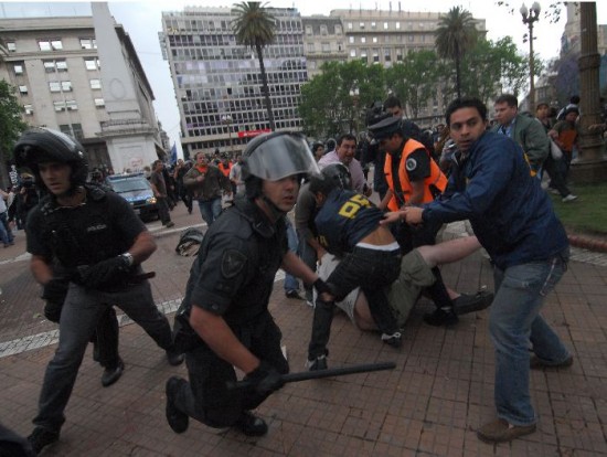 Los manifestantes dijeron que fueron golpeados a bastonazos por los policas. 