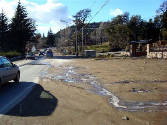 La tradicional avenida de Bariloche tiene un tramo deteriorado que complica el trnsito de los vehculos. 