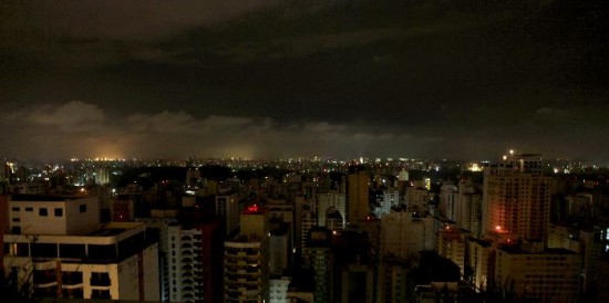 Cientos de imgenes mostraron postales desconocidas de las grandes ciudades brasileas sin luz. 