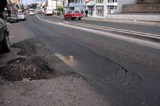 La avenida Rosas present profundos hundimientos y baches a poco tiempo de ser inaugurada la obra. 