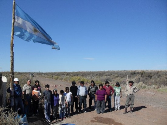 El camino est libre pero el clima es tenso. Son pocos los vehculos que pasan por el lugar. 