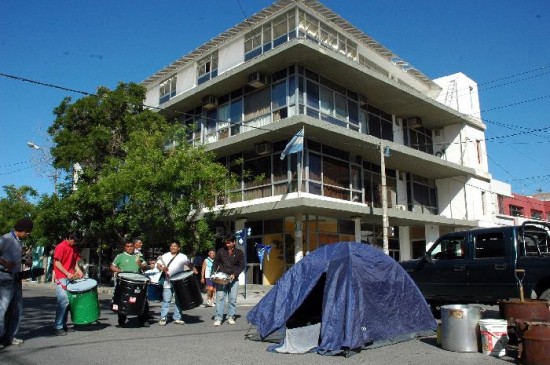 Uocra levant la carpa ayer, pero prometi volver. 