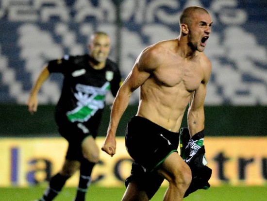 Cristian Garca celebra uno de sus dos goles en la gran noche del Taladro. 