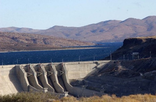 La presa ms grande de la regin y su central hidroelctrica, desde el aire. 