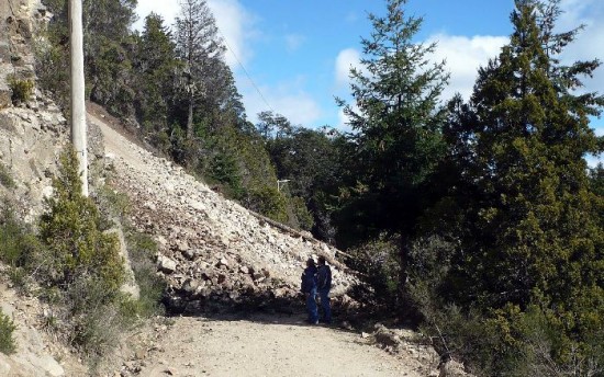 El derrumbe de una parte de la ladera dej casi intransitable el camino a Colonia Suiza. 