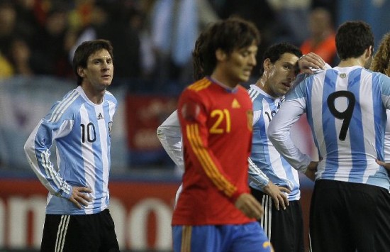 La decepcin en el rostro de Lionel Messi y de Maxi Rodrguez, una constante a lo largo de toda la temporada. La tristeza otra vez fue argentina. 