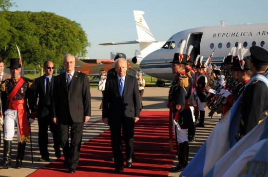 El presidente de Israel vuelve al pas tras el crecimiento de las negociaciones comerciales de la regin con Irn. 