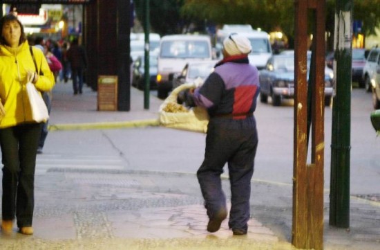 En Bariloche se han multiplicado los vendedores callejeros de alimentos. 