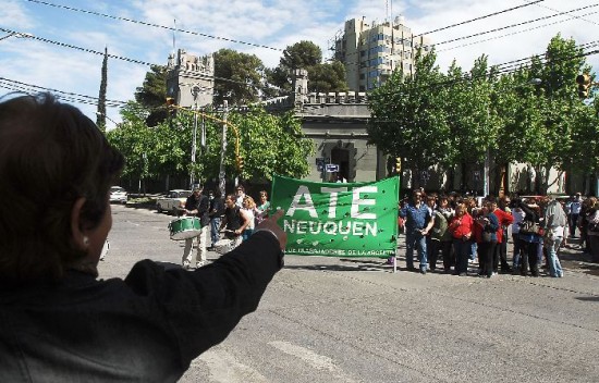 Ayer los trabajadores de la cartera social cortaron la esquina de la Casa de Gobierno. 