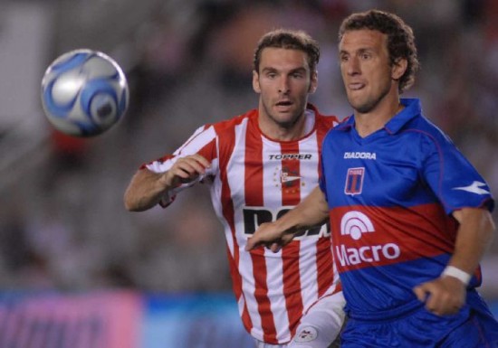 Mauro Boselli y Rodolfo Arruabarrena, un duelo por la pelota. Federico Nieto, garanta de gol en un 