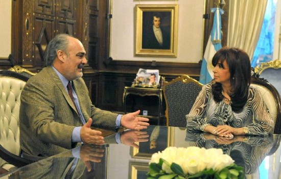 El gobernador electo de Corrientes con la presidenta. Habra prometido apoyar la candidatura de Nstor a cambio de fondos. 