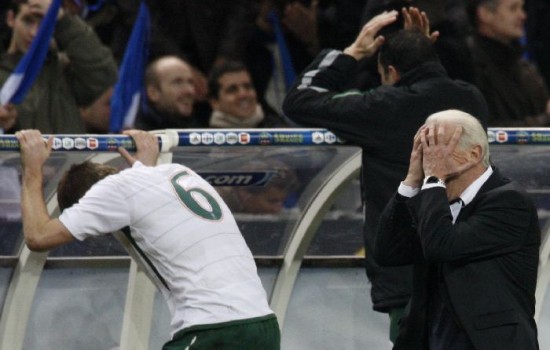 Henry ya acomod la pelota con su brazo y asiste a Gallas, que convertir el empate. Raymond Domenech, DT de Francia, un verdadero 