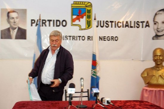 El jefe del peronismo rionegrino pas por la capital provincial repartiendo crticas. 