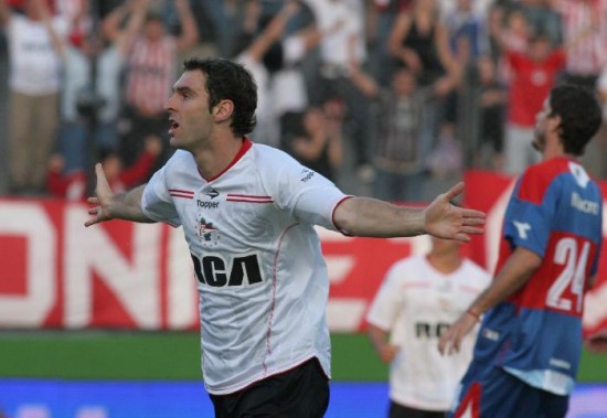 Boselli cumpli su papel y le marc dos goles a Tigre. 
