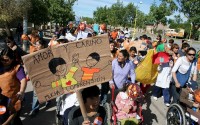Niños de las escuelas de Centenario se movilizaron bajo la consigna "No me grites, hablemos". Los chicos de Roca se reunieron en la plaza San Martín. Unos 2.500 niños de Neuquén capital marcharon por la ciudad. 