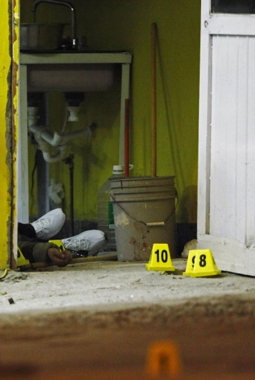 Policas asisten en un taller mecnico donde hubo cuatro ejecuciones, en Ciudad Jurez. 