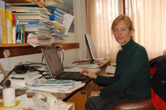 Karen Hallberg, doctora en Física y docente del Balseiro. Las "Premio Nobel" 2009: Elizabeth Blackburn; Carol Greider y Ada Yonath (arriba); Herta Müller y Elinor Ostrom (abajo). 