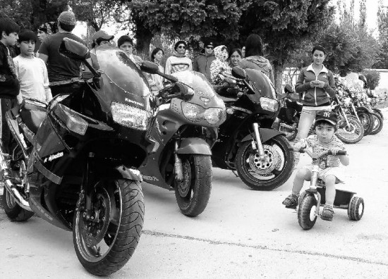Algunos nenes se animaron a dar una vuelta con los motoqueros. 