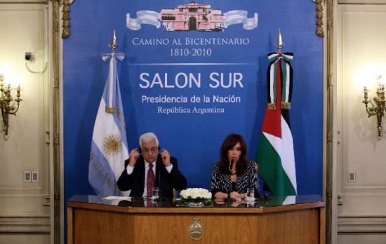 El presidente palestino con Cristina. Ambos reclamaron que se respete el programa de 