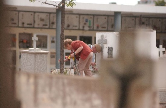 Los restos estn en el cementerio desde 1977. El municipio dio tres das para trasladarlos o cremarlos y la madre slo consigui prorrogar ese plazo. 