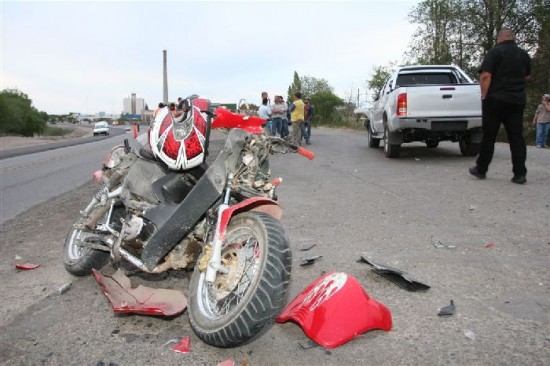 El conductor de la moto golpe su cabeza con el parabrisas de la camioneta. 