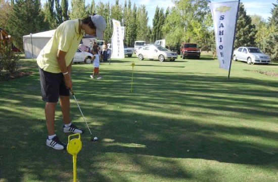 Entre aficionados y principiantes sumaron 191 golfistas en Colonia Valentina. 