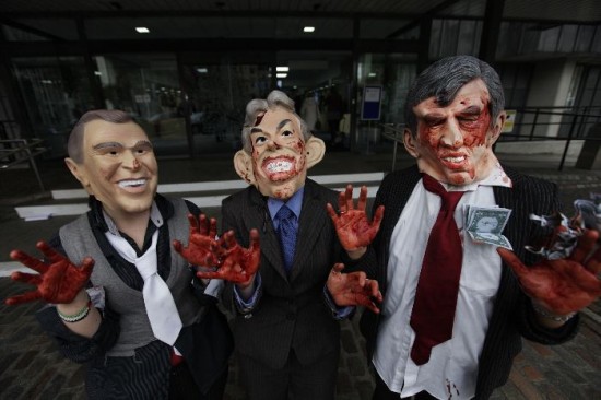 Manifestantes ingleses acusaron a Bush, a Blair y a Brown por las matanzas en Irak. 