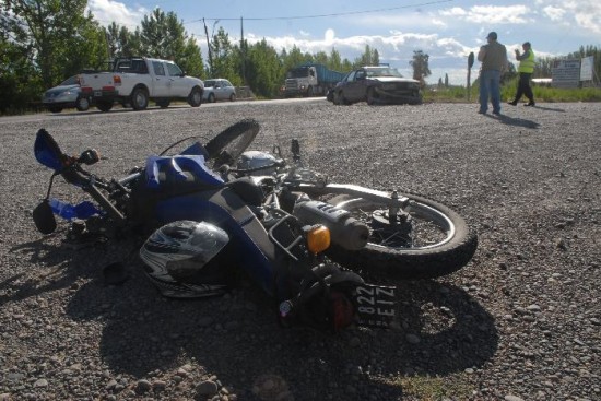 La moto qued a varios metros del punto de impacto. El casco salv al conductor de sufrir lesiones ms graves. 
