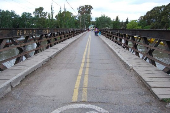 El puente unir las localidades de Ro Colorado y La Adela. 