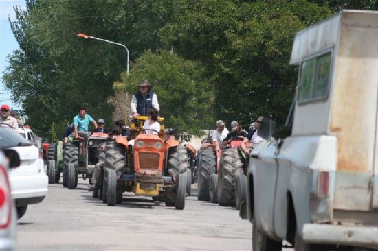 Con tractores y camionetas, chacareros de todo el Alto Valle se manifestaron para exigir una 