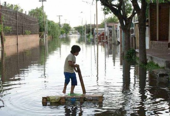 Los damnificados por las lluvias en Chaco sobrepasaban los 3.000. Las medidas de emergencia y las evacuaciones continuaban ayer. 
