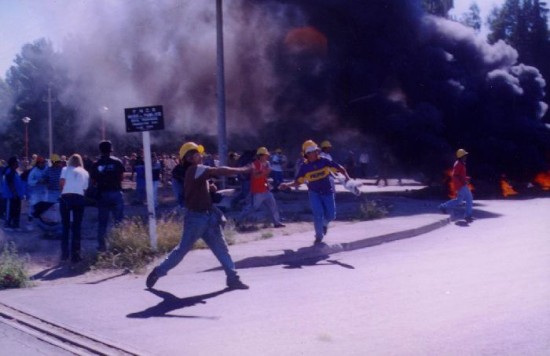En el 2006, en Huincul, la polica no actu frente al ataque de supuestos obreros de Uocra contra manifestantes docentes. 