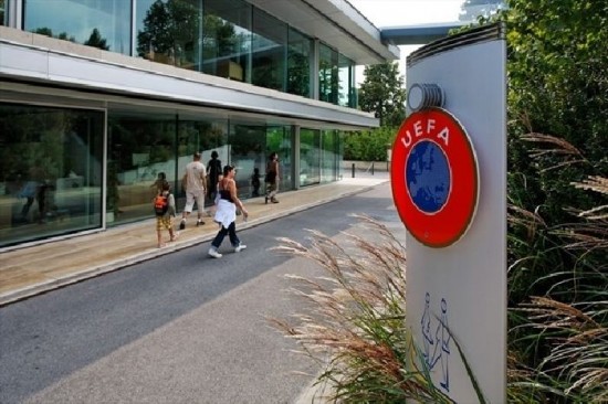 La UEFA quiere evitar que los jugadores caigan en redes mafiosas. 