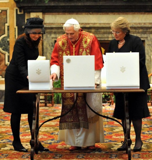 Cristina y Bachelet reciben regalos de Benedicto XVI. Ambas lucieron de negro. La argentina le agreg un llamativo sombrero. Tambin Moyano. El camionero no quiso perderse el viaje y la foto con el Papa. 