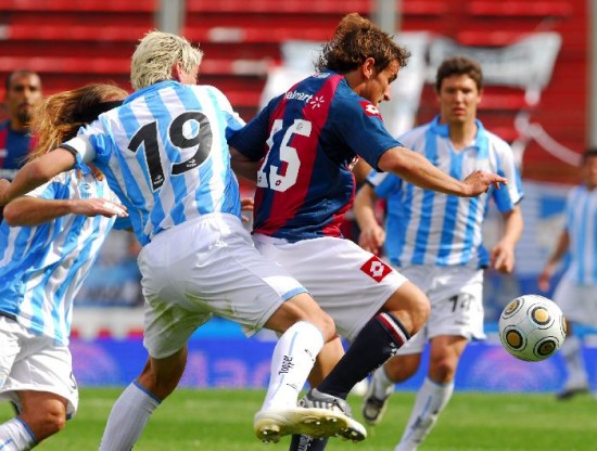 San Lorenzo recibi por la primera fecha del Apertura a Atltico Tucumn, que jugaba su primer partido en la mxima categora, luego de su festejado ascenso desde la B Nacional. Aquel 22 de agosto, los azulgranas vencieron por 3 a 1 y la actuacin de Faraoni fue floja y perjudic claramente al Decano. En el primer gol de San Lorenzo, a los dos minutos de juego, hubo una clara falta de Bergessio (foto) sobre el arquero Lucas Ischuk, y a los 34 del ST, el juez del partido ignor un claro penal que Bianchi Arce le cometi a Juan Pablo Pereyra. 