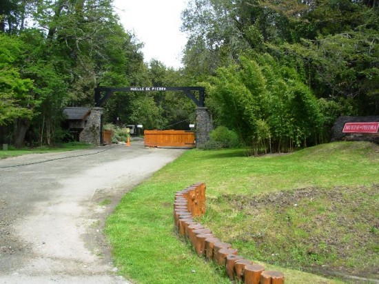 El acceso al country de la villa neuquina, creado en el 2003 en medio de un imponente entorno natural. 