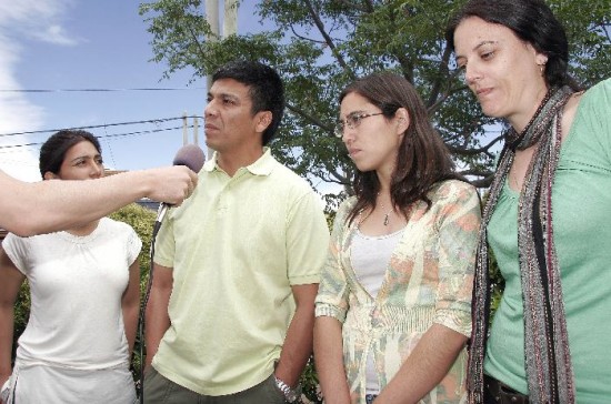 Escobar dio una conferencia de prensa acompaado por la concejal Mercedes Lamarca y por ex funcionarias que se fueron con l. 