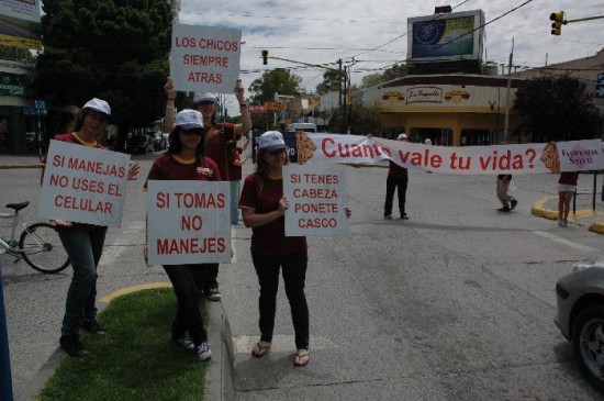 ROCA (AR).- Un pasacalle con la inquietante pregunta despleg un grupo de jvenes en Roca en el marco de una llamativa campaa de prevencin impulsada por el Club de Leones con el aval de la Direccin de Trnsito del municipio. Con carteles, folletos y consejos para peatones y automovilistas, unos 25 adolescentes se instalaron en puntos estratgicos de la ciudad para reforzar los operativos de control que se realizan los fines de semana. 