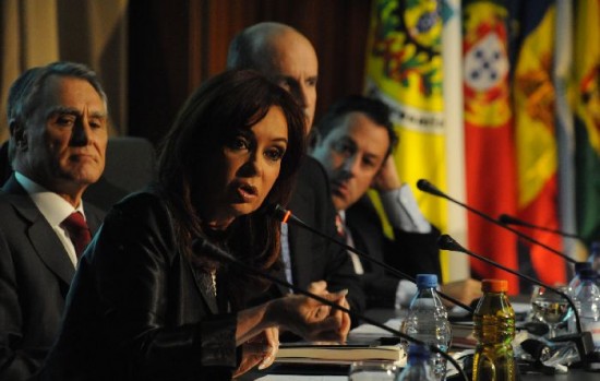 La presidenta arrib ayer a Lisboa y elogi el comportamiento de Latinoamrica ante la crisis. 