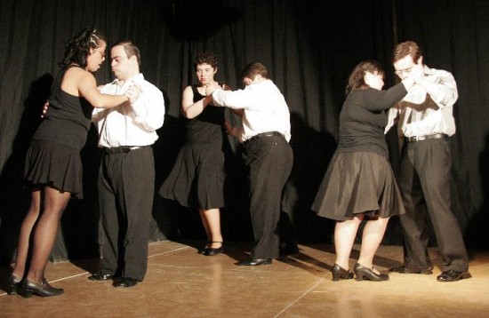 Los jvenes bailarines desplegaron todo el tango sobre el escenario. 