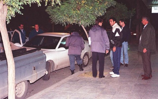 El auto de Gangeme a medio estacionar. El periodista fue ultimado de un disparo en el crneo en mayo de 1999.
