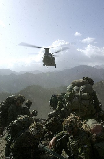 Un grupo de efectivos de EE. UU. en plena zona montaosa de Afganistn 