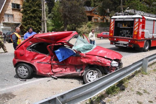 El Chevrolet Corsa muestra la violencia del impacto recibido por parte de la camioneta. Nada se pudo hacer por la vida de su conductora. 