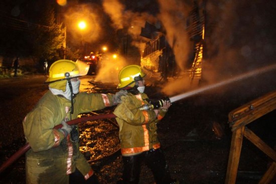 Los bomberos trabajaron desde la medianoche hasta las 7:30 de ayer para controlar el fuego y remover los escombros. 