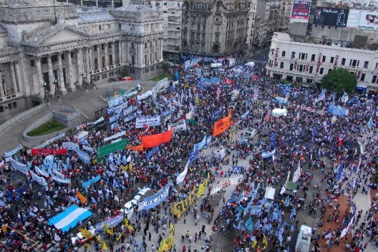 Los grupos piqueteros y de intendentes del conurbano encabezaron el acto. 