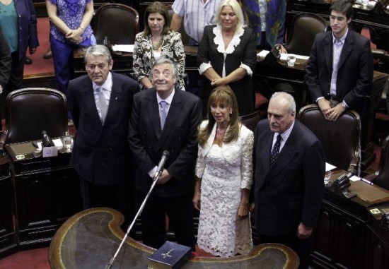 El ex presidente Kirchner debió presenciar la derrota oficialista en su primera sesión. Carrió, Bullrich y Pérez, tres de los referentes de la nueva oposición. 