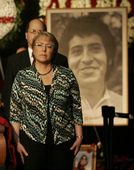 Emocionada, la presidenta dio el psame a la viuda del artista asesinado en 1973. 