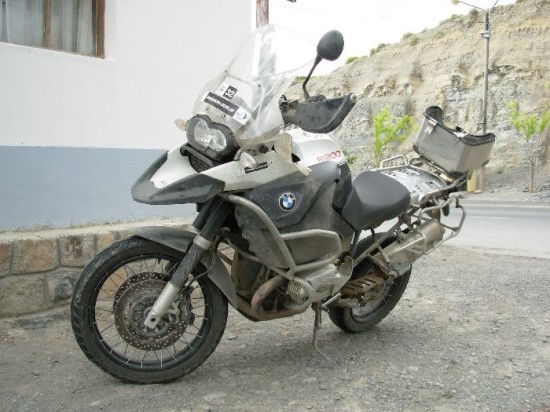 La BMW impact de lleno contra el guard rail. Su conductor falleci en el acto. 