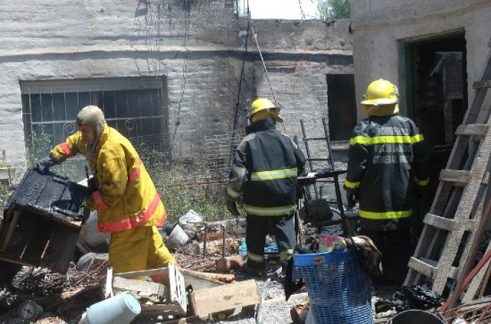 Las brasas de un asado hicieron arder una casa. 